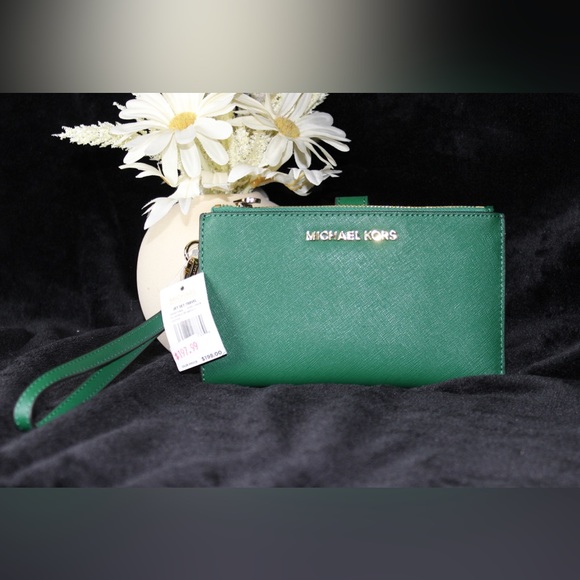 BNWT Authentic Michael Kors Emerald Green Wristlet - Picture 3 of 6